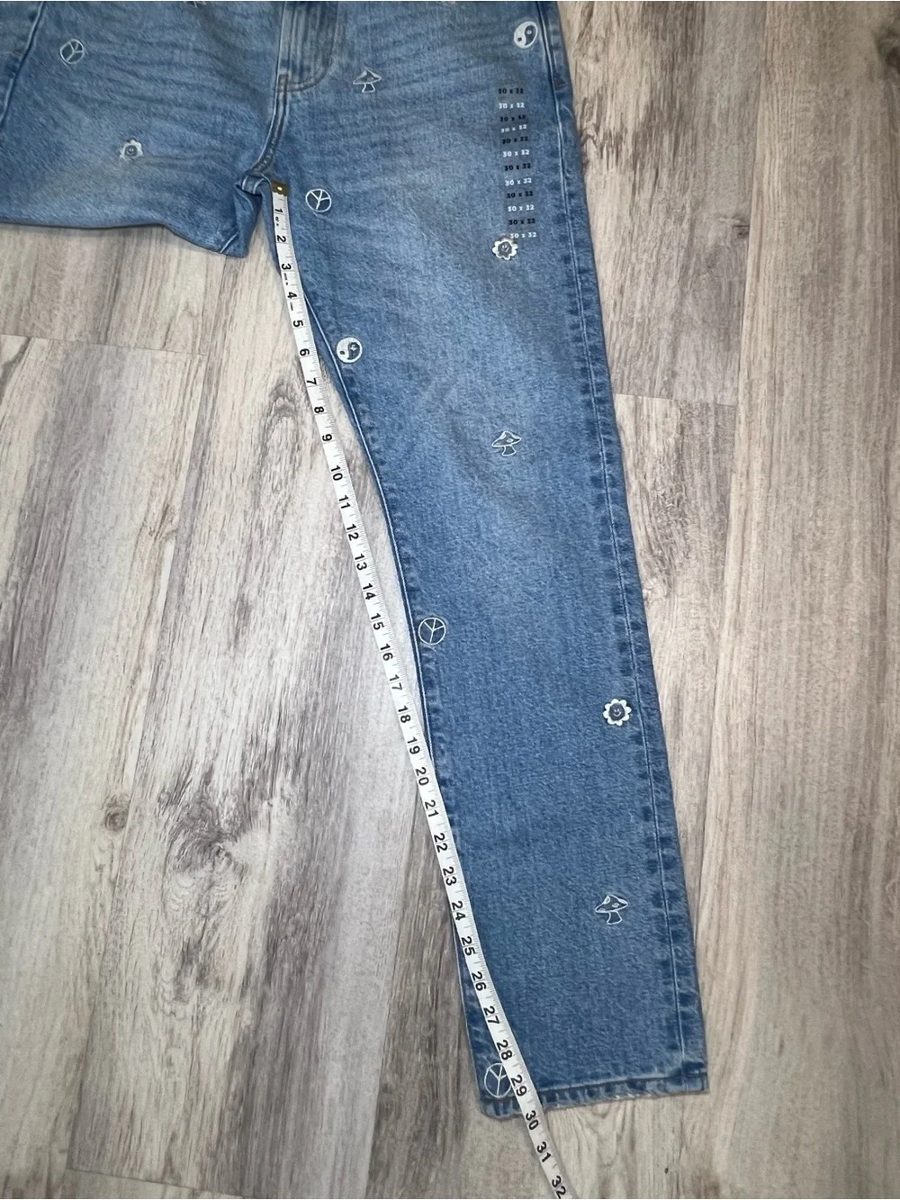 PacSun Medium Blue Embroidered Motif Jeans Slim Taper Size 30x32 NWT .